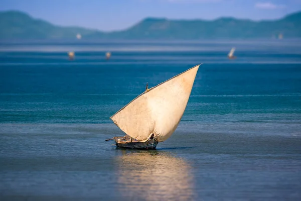Meraklı olmak kapalı geleneksel yelkenli — Stok fotoğraf