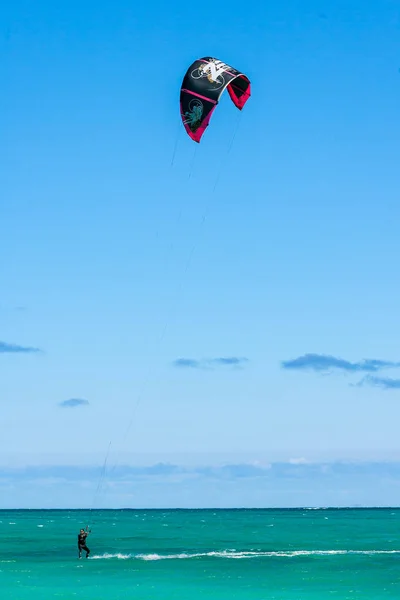 Kitesurfer en la laguna de Ambatomilo — Foto de Stock