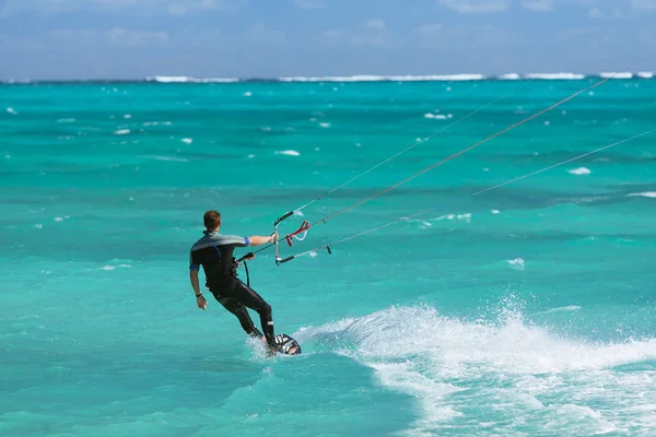Ambatomilo lagün kitesurfer