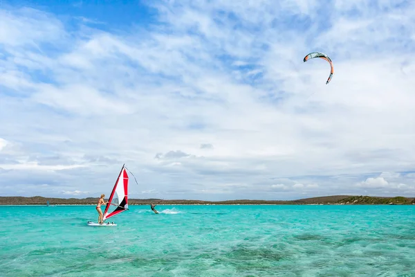 Kitesurf and windsurf in the lagoon — Stock Photo, Image