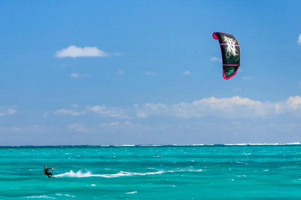 Kitesurfer en la laguna — Foto de Stock