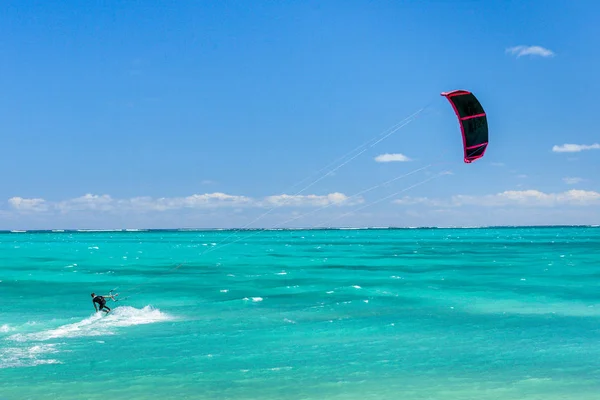 Kitesurfer in de lagune — Stockfoto