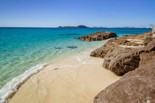 Pequena praia rochosa — Fotografia de Stock