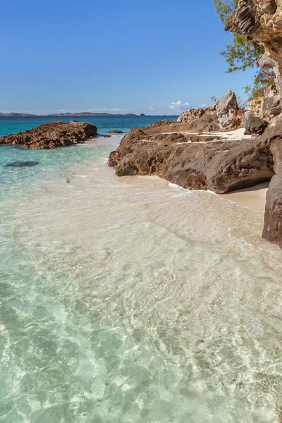 Kleine rotsachtige strand — Stockfoto