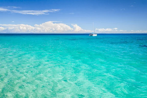 Catamarán anclado en aguas cristalinas — Foto de Stock