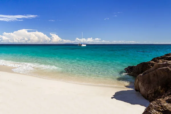 Spiaggia di sabbia bianca — Foto Stock