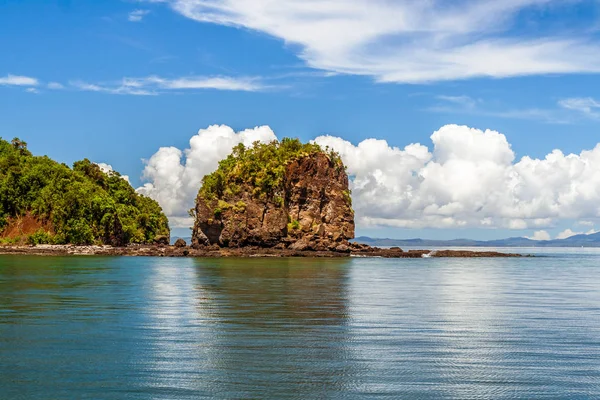 Rocky ilset cerca de Nosy Be — Foto de Stock