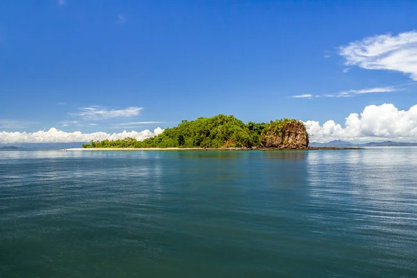 Isola verde vicino a Nosy Be — Foto Stock