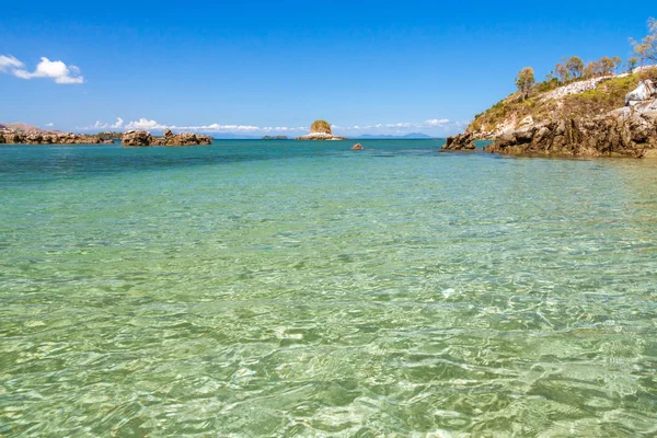 Île rocheuse près de Nosy Be — Photo