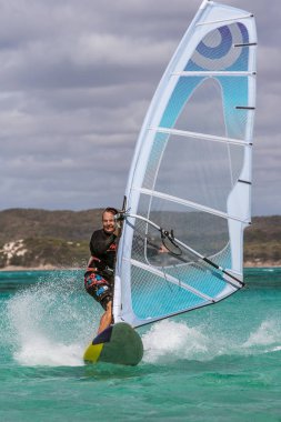 Erkekler adet Rüzgar Sörfü gölde dinmesini sörf