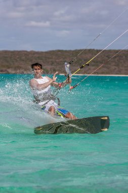 gölde dinmesini oynarken kitesurfer  