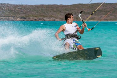 gölde dinmesini oynarken kitesurfer  