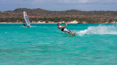 gölde dinmesini oynarken kitesurfer 