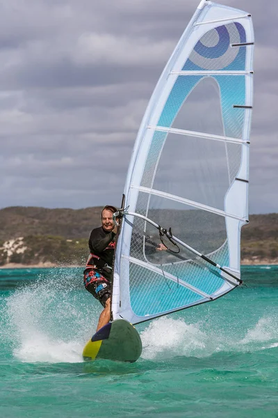 Erkekler adet Rüzgar Sörfü gölde dinmesini sörf