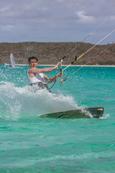 gölde dinmesini oynarken kitesurfer  