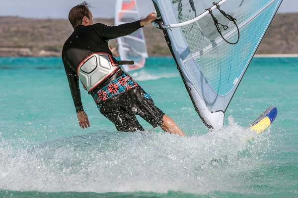 Windsurf masculino surfando na lagoa — Fotografia de Stock