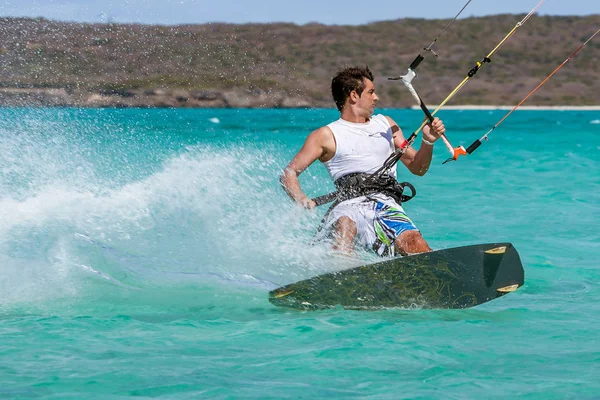 Kitesurfare spelar i lagunen — Stockfoto