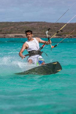 gölde dinmesini oynarken kitesurfer 