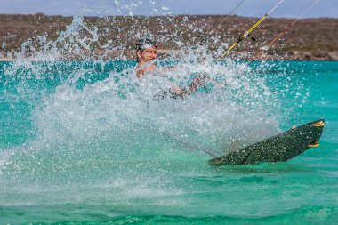 gölde dinmesini oynarken kitesurfer 