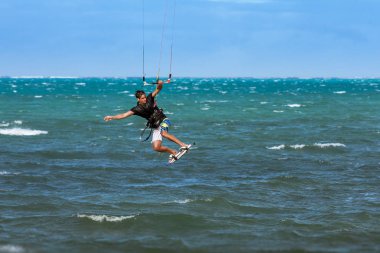 Lagün üzerinde atlama Kitesurfer