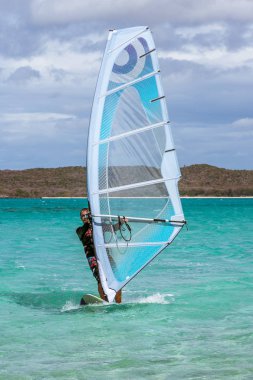 Erkekler adet Rüzgar Sörfü gölde dinmesini sörf