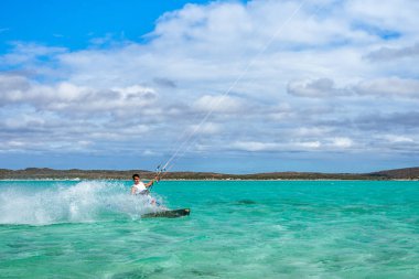 Kitesurfer sörf gölde dinmesini