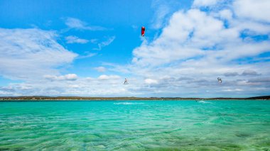 Kitesurfer sörf gölde dinmesini
