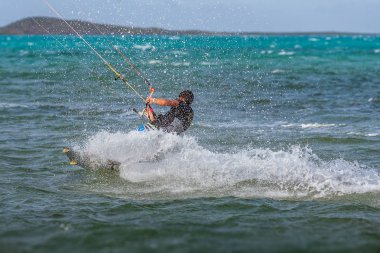Kitesurfer sörf gölde dinmesini