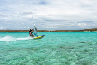 Erkekler adet Rüzgar Sörfü gölde dinmesini sörf