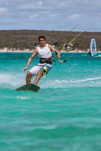 gölde dinmesini oynarken kitesurfer 