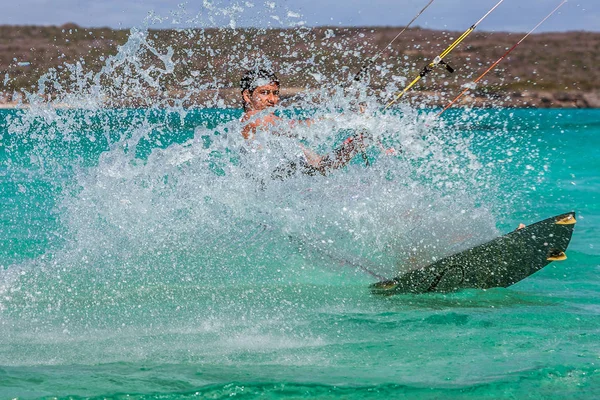 gölde dinmesini oynarken kitesurfer 