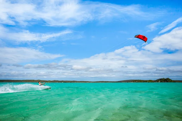 Kitesurfer in the turquoise lagoon — Stock Photo, Image