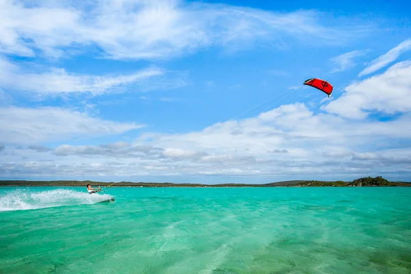 Kitesurfare i turkosa lagunen — Stockfoto