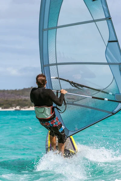 Erkekler adet Rüzgar Sörfü gölde dinmesini sörf — Stok fotoğraf