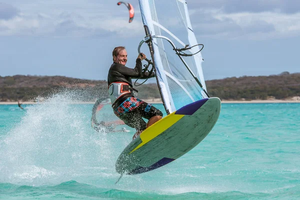 Kitesurfare hoppa på turkosa lagunen — Stockfoto