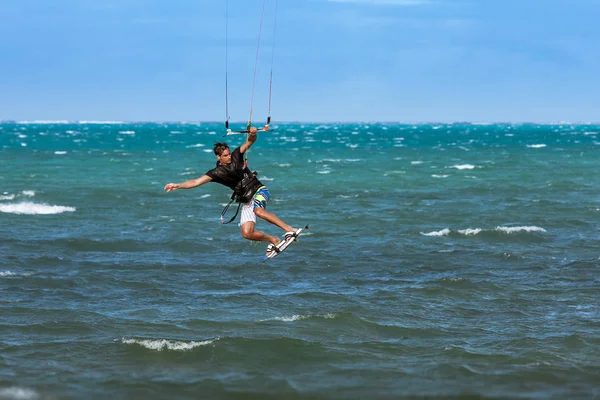 Kitesurfer springen auf der Lagune — Stockfoto