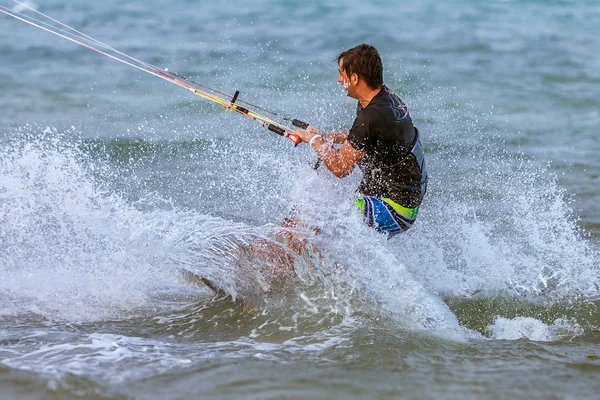 Kitesurfer surfeando en la laguna — Foto de Stock