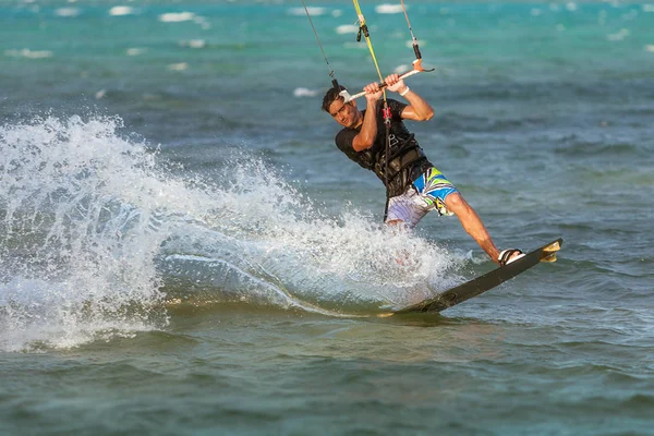 Kitesurfer surfando na lagoa — Fotografia de Stock