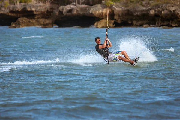 Kitesurfer 석호에 점프 — 스톡 사진