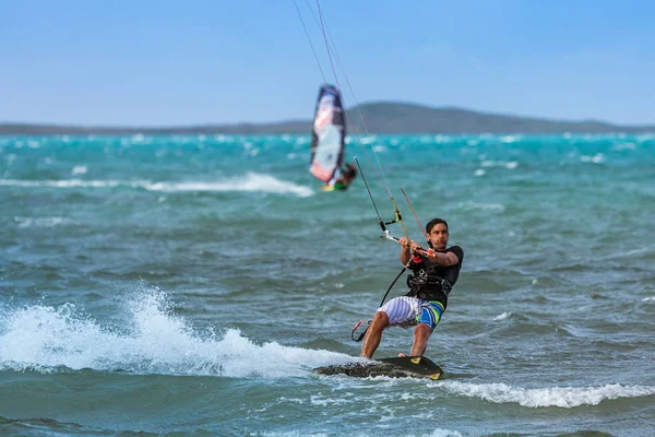 Vindsurfare och kitesurfare — Stockfoto