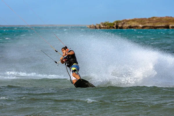 Kitesurfer surfando na lagoa — Fotografia de Stock