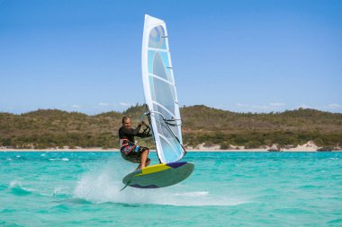 Onun sailboard ile atlama adet Rüzgar Sörfü