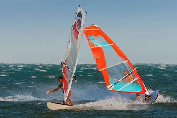 Windsurfingu w lagunie — Zdjęcie stockowe