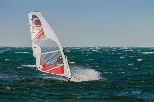 Windsurf en la laguna —  Fotos de Stock