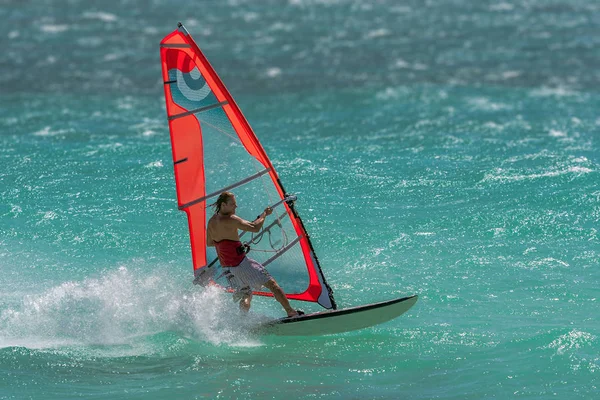 Windsurfer na lagoa — Fotografia de Stock