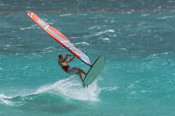 Szakmai windsurfer a lagúna — Stock Fotó