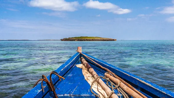 Widok wyspy z łodzi — Zdjęcie stockowe
