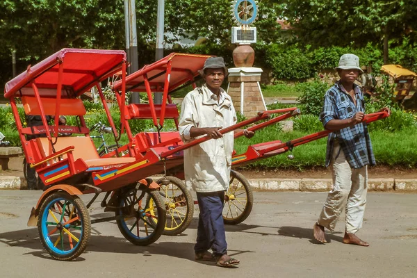Rickshaw pullers in Madagascar — Stock Photo, Image