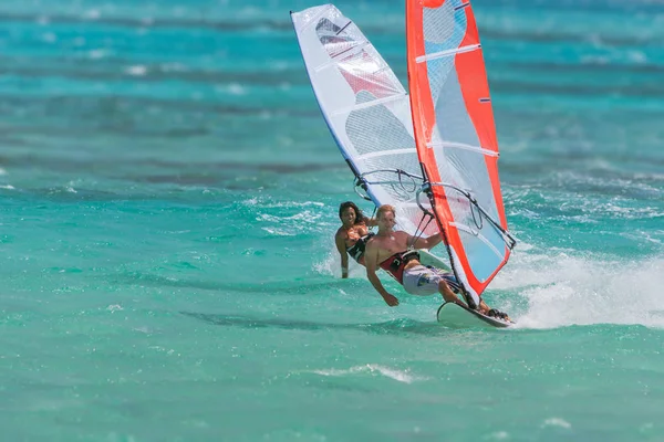 Windsurfingu w lagunie — Zdjęcie stockowe