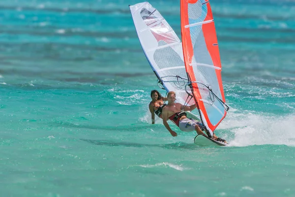 Windsurfers na lagoa — Fotografia de Stock